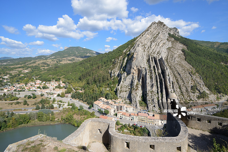 锡斯特龙普罗旺斯地区的拉博姆岩层景观图片素材