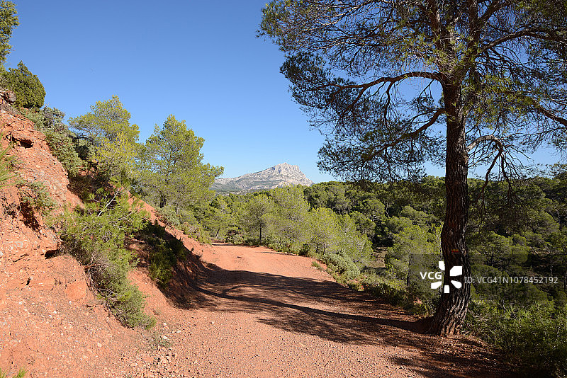 普罗旺斯圣维克多山赭石露头小径图片素材