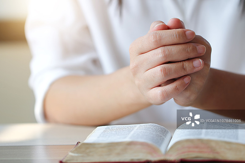 阅读圣经的妇女图片素材