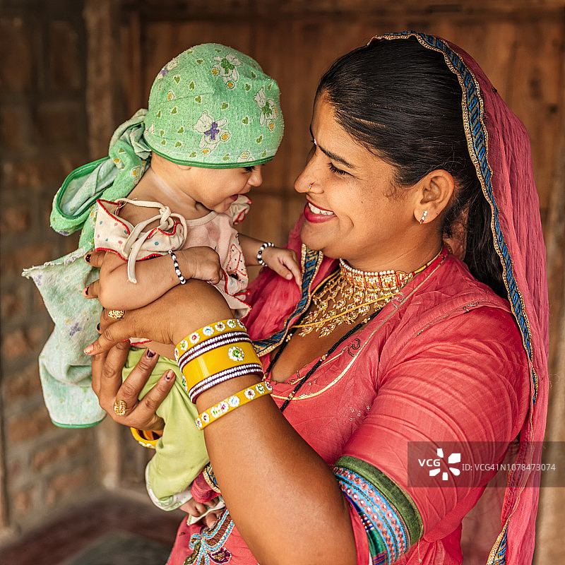 印度妇女和她的新生女儿，比什诺伊村图片素材