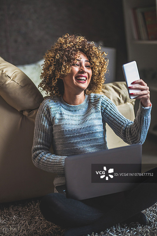 在家使用智能手机的青少年图片素材