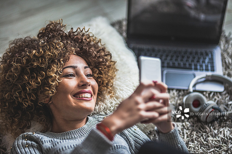 在家使用智能手机的青少年图片素材