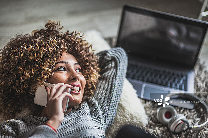 在家使用智能手机的青少年图片素材