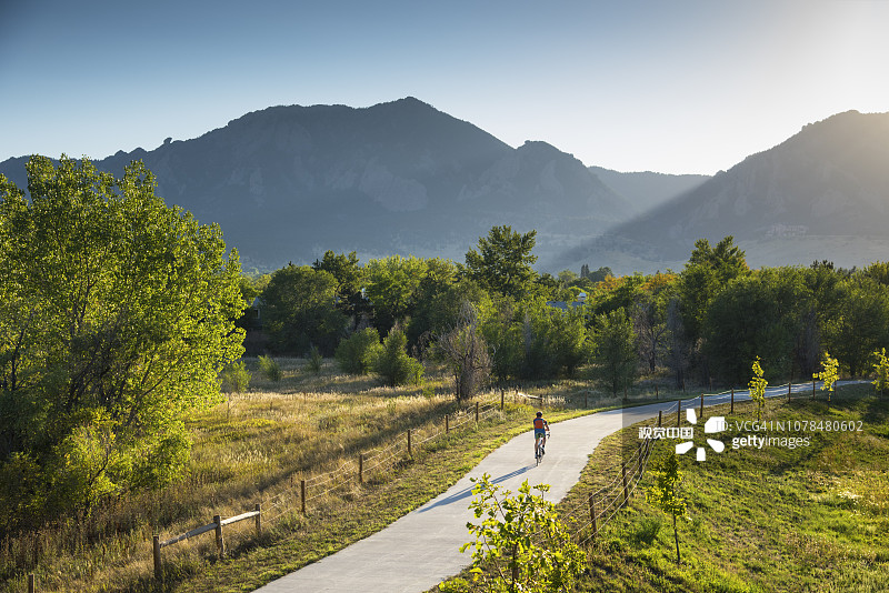自行车手，自行车道，公园，绿山，落基山脉，博尔德，科罗拉多州图片素材
