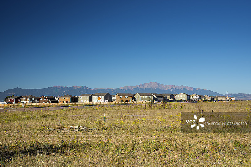 住宅开发项目，派克峰，落基山脉，科罗拉多斯普林斯，科罗拉多州图片素材