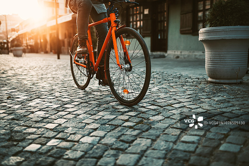 骑自行车上班图片素材