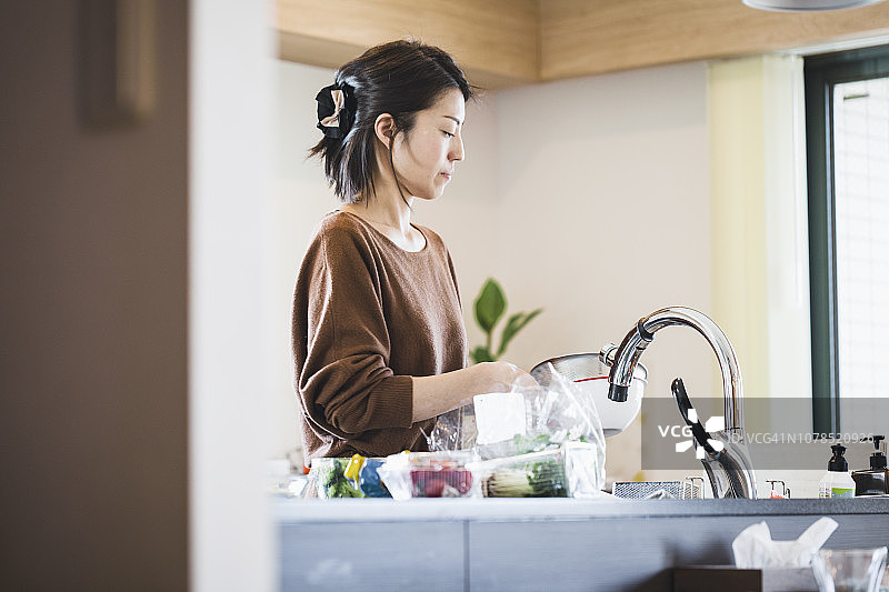 在厨房做饭的女人图片素材