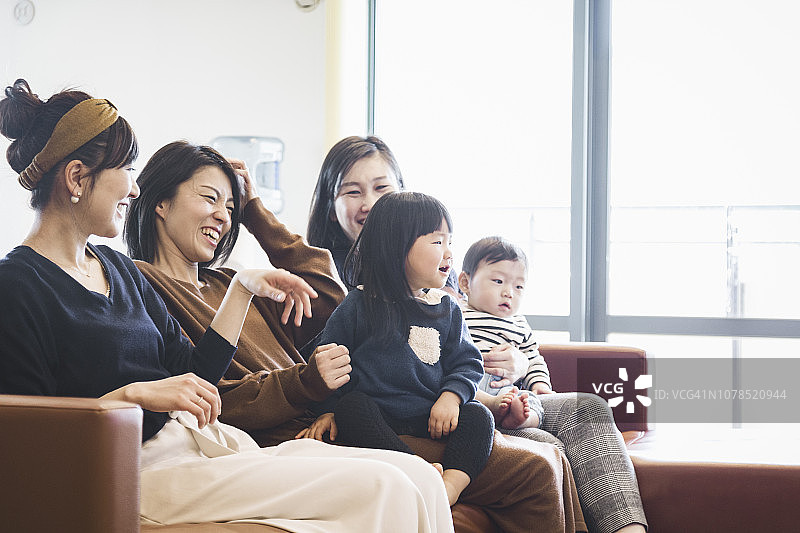 母亲和孩子们在沙发上放松图片素材