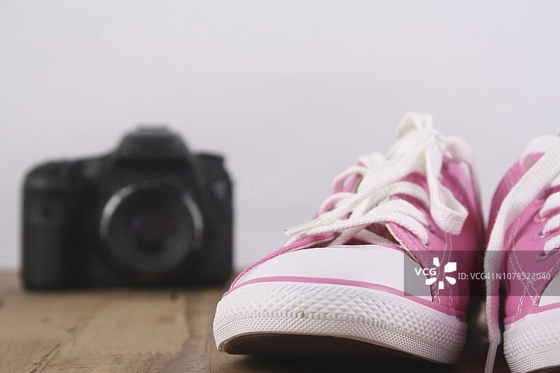 粉色鞋子和单反相机特写：旅行概念图图片素材