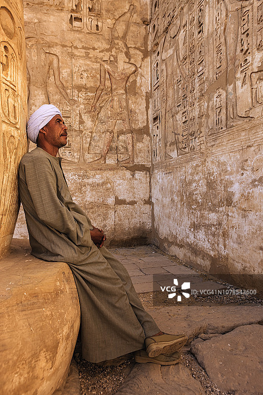 在古埃及神庙休息的埃及男人图片素材