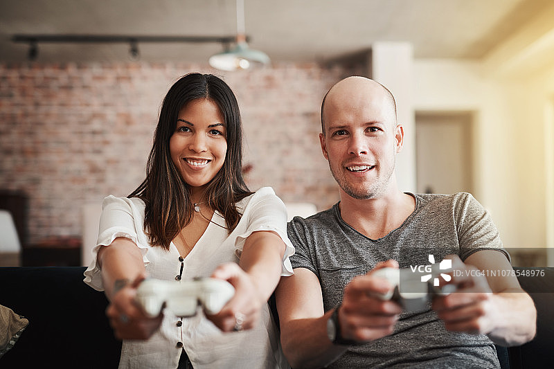 游戏让他们走到了一起图片素材