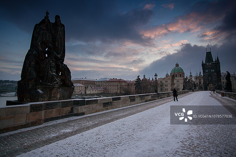 捷克共和国布拉格：圣查尔斯桥图片素材