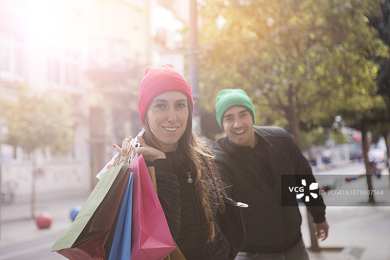 提着购物袋奔跑的购物者图片素材