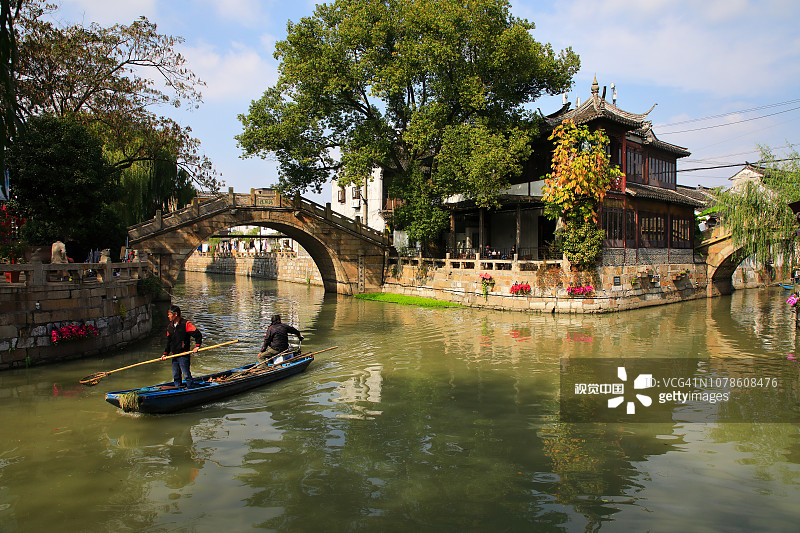 三桥中的一艘划艇图片素材