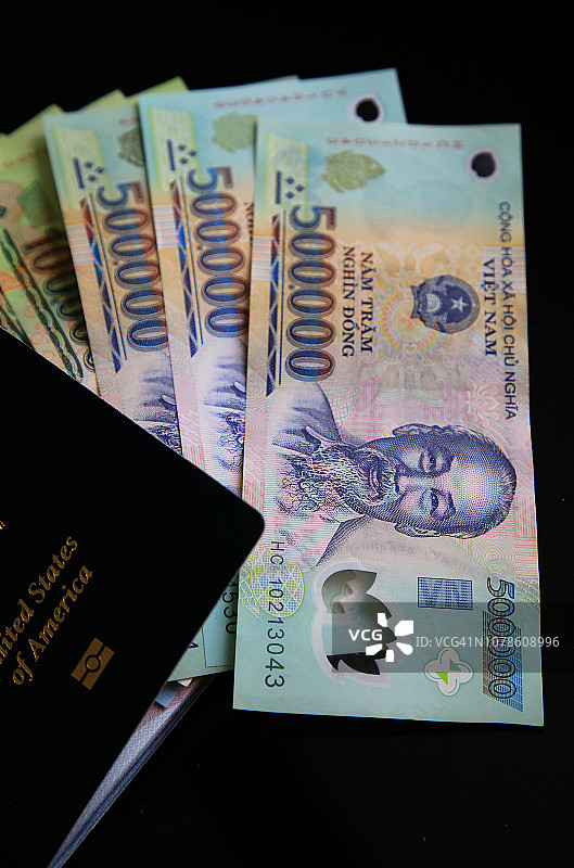 越南货币与美国护照图片素材