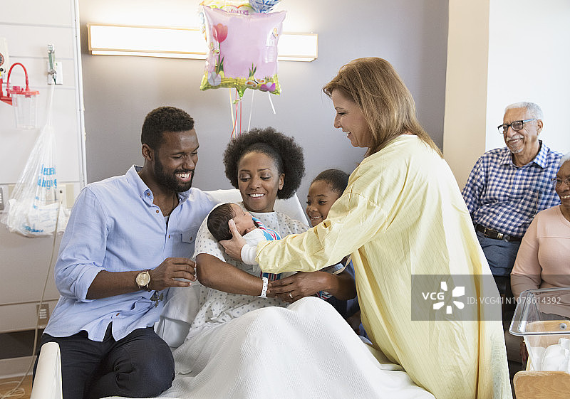 医生将新生婴儿交给母亲图片素材