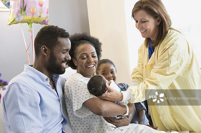 医生将新生婴儿交给母亲图片素材