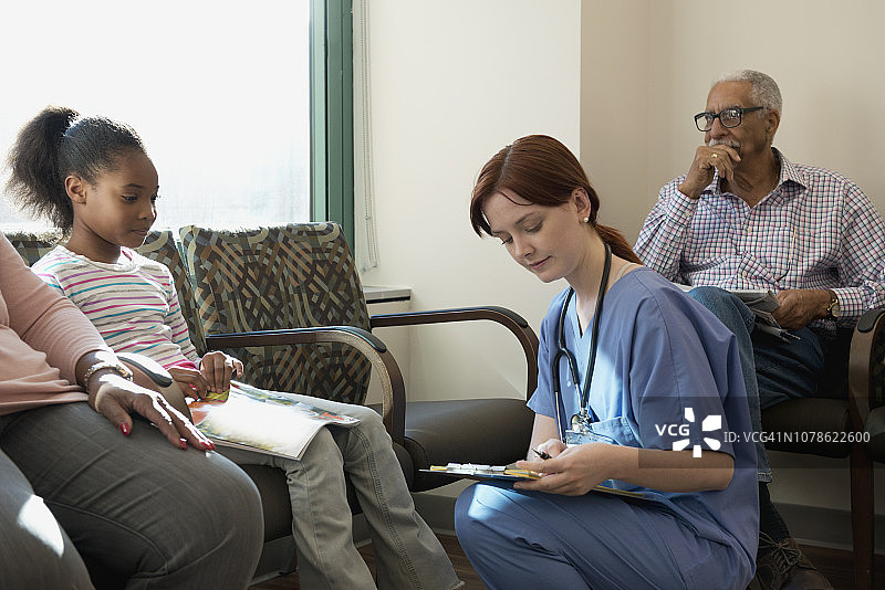 在等候室里的祖孙二人图片素材