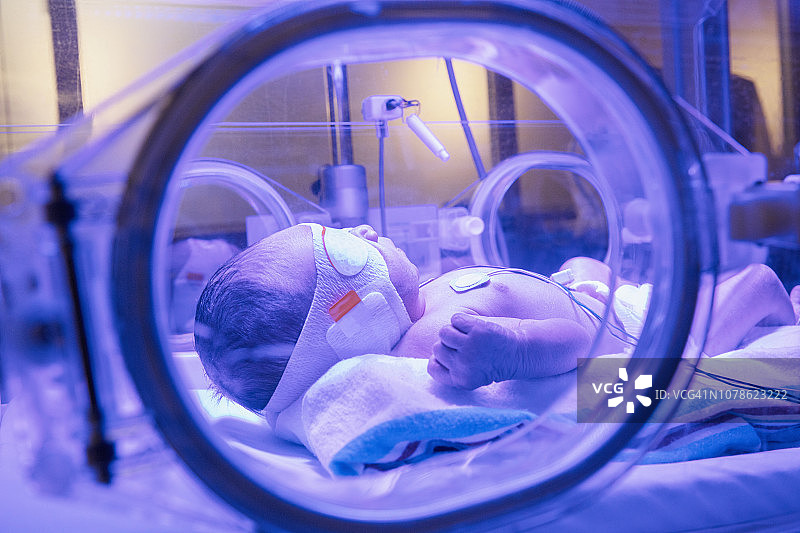 重症监护病房中的早产儿图片素材
