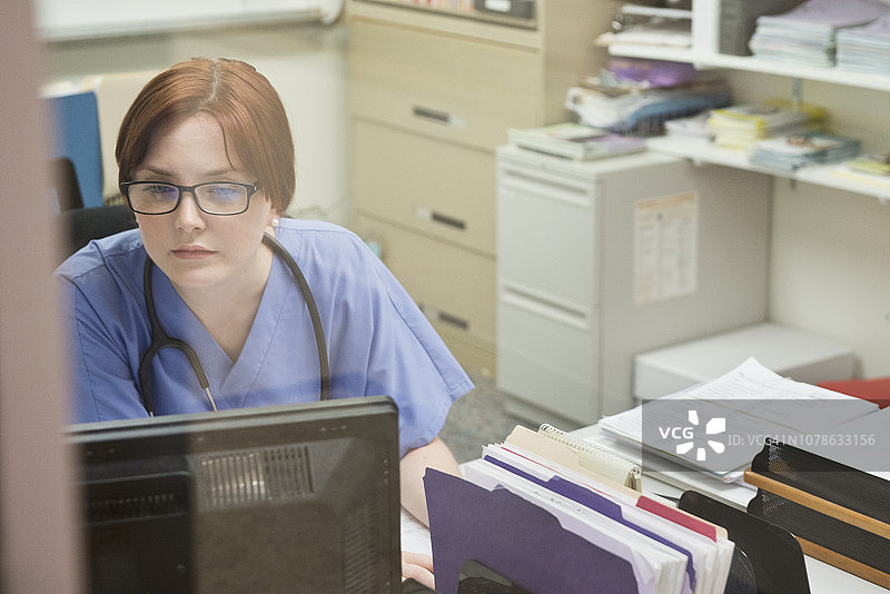 女护士在医院办公室工作图片素材