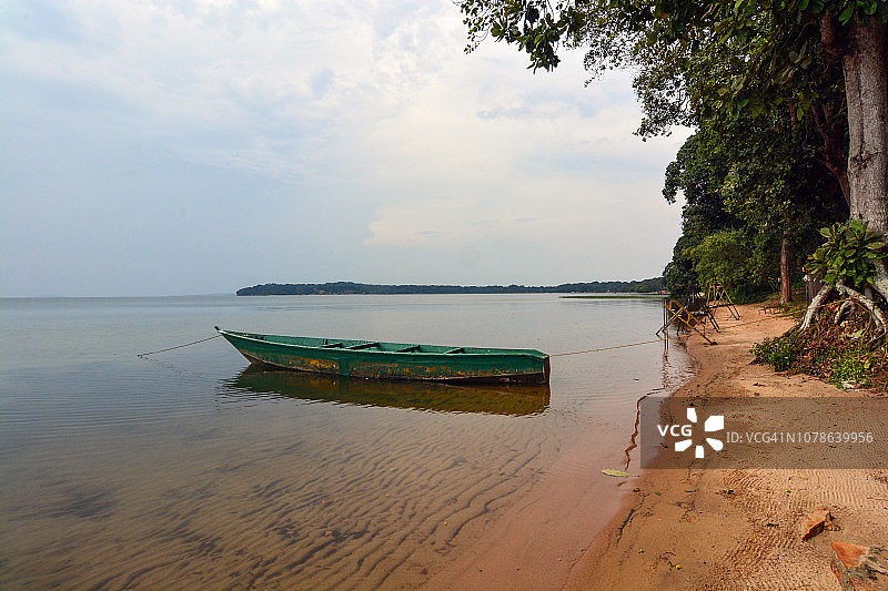 维多利亚湖岸边的孤独小船图片素材
