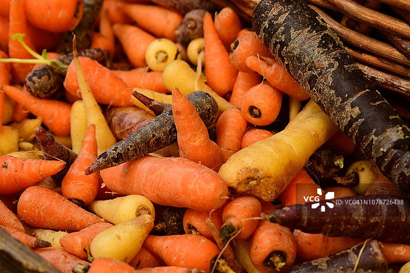 英国伦敦博罗市场出售的胡萝卜特写图片素材