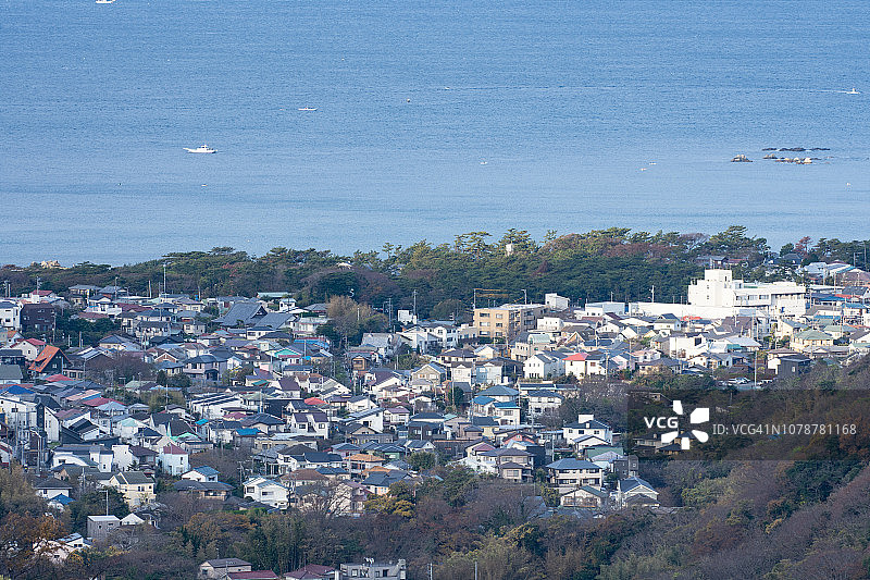 日本神奈川县横须贺市秋谷地区和相模湾，北太平洋图片素材
