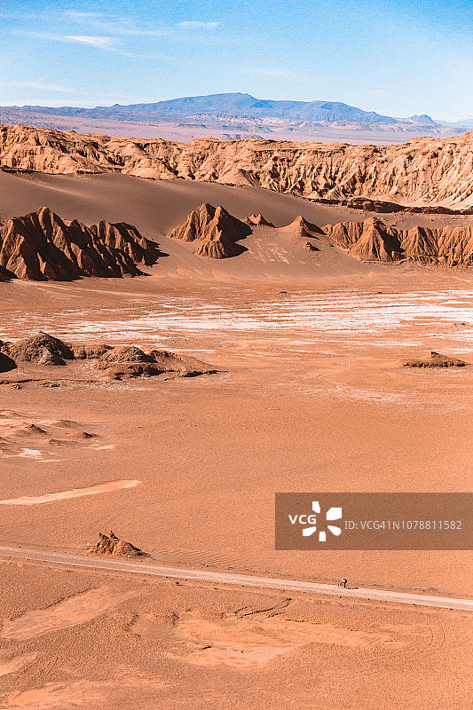 穿越阿塔卡马沙漠的自行车图片素材