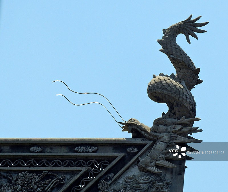 上海豫园城隍庙屋顶上的中国龙滴水嘴细节图片素材