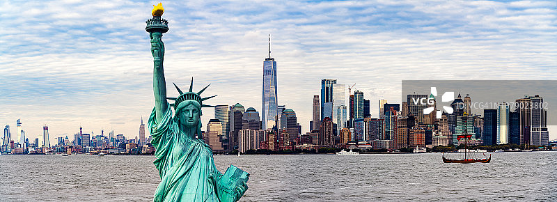 自由女神像与世界贸易中心图片素材