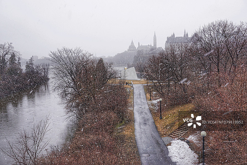 从波蒂奇桥看渥太华河和议会山的雪景图片素材
