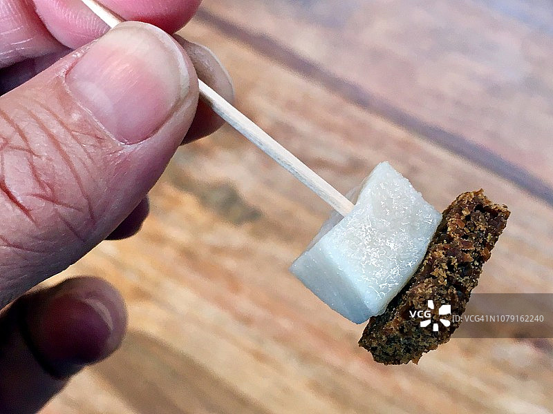 鲨鱼肉发酵块配面包图片素材