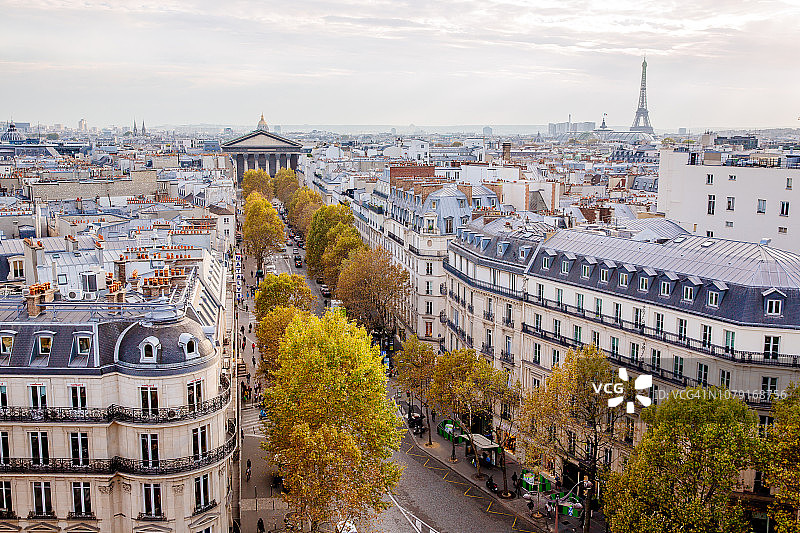 法国巴黎城市景观航拍：埃菲尔铁塔与街道图片素材