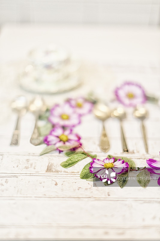 带有古董银勺的波斯菊花环的一部分图片素材