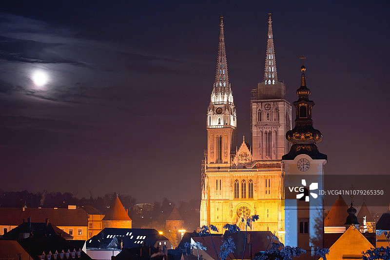 克罗地亚首都萨格勒布大教堂和城市夜景图片素材