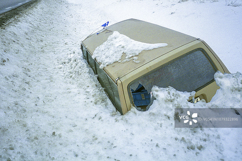 路边沟渠中被雪覆盖的汽车图片素材