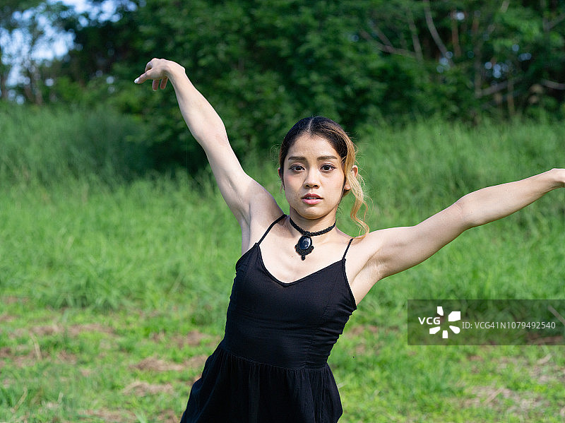 森林中的舞者图片素材