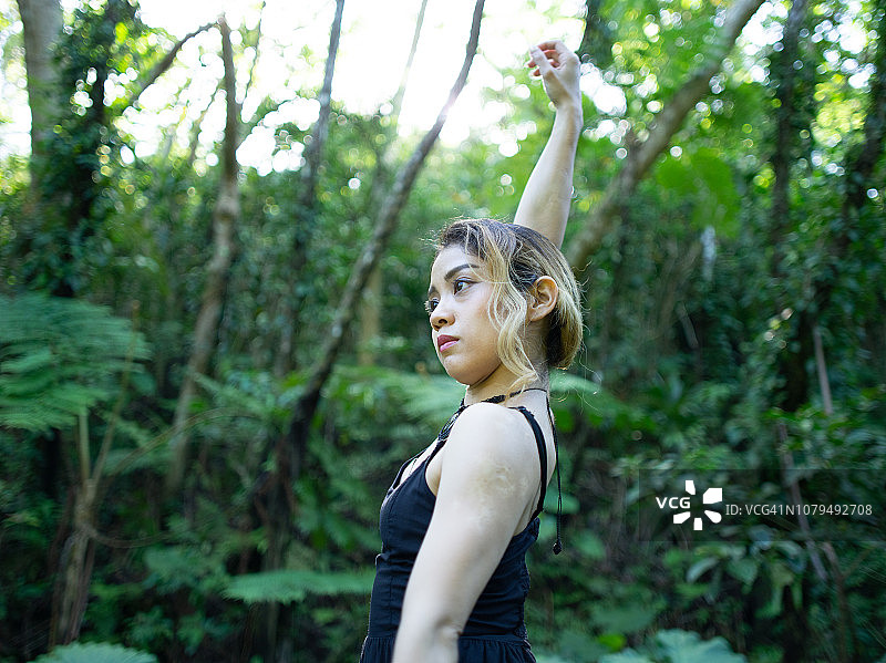 森林中的舞者图片素材