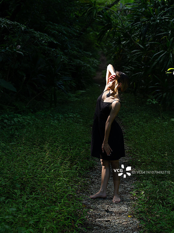 森林中的舞者图片素材