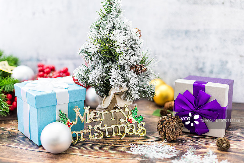 圣诞树下包裹的礼物特写图片素材