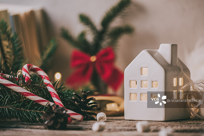 乡村圣诞背景上的陶瓷小屋图片素材