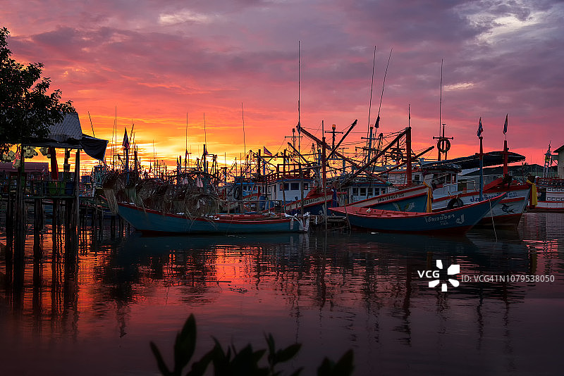 泰国罗勇府渔村河口晨景图片素材