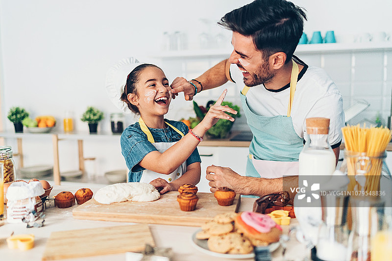 父女在厨房里玩耍图片素材
