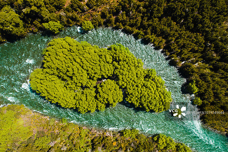 布勒河流经山谷鸟瞰图图片素材