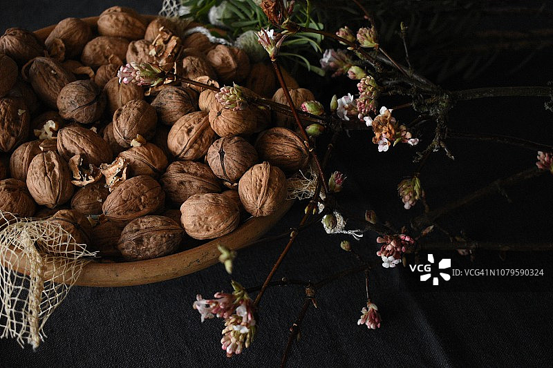 碗里的核桃图片素材