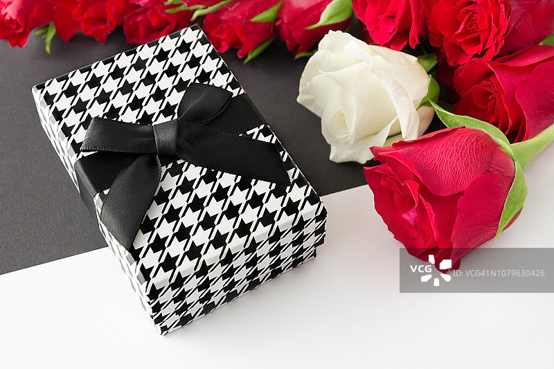 红玫瑰和礼物图片素材
