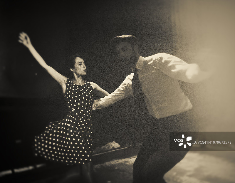 在夜总会跳舞图片素材