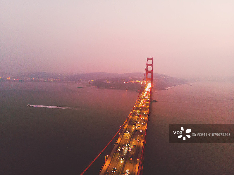 黄昏时亮起交通灯的金门大桥图片素材