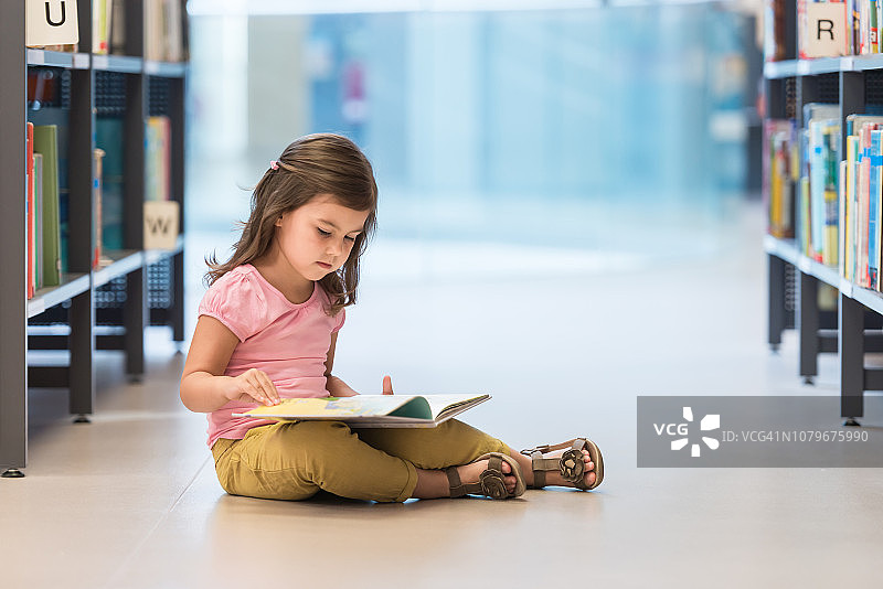 在公共图书馆学习的小女孩图片素材