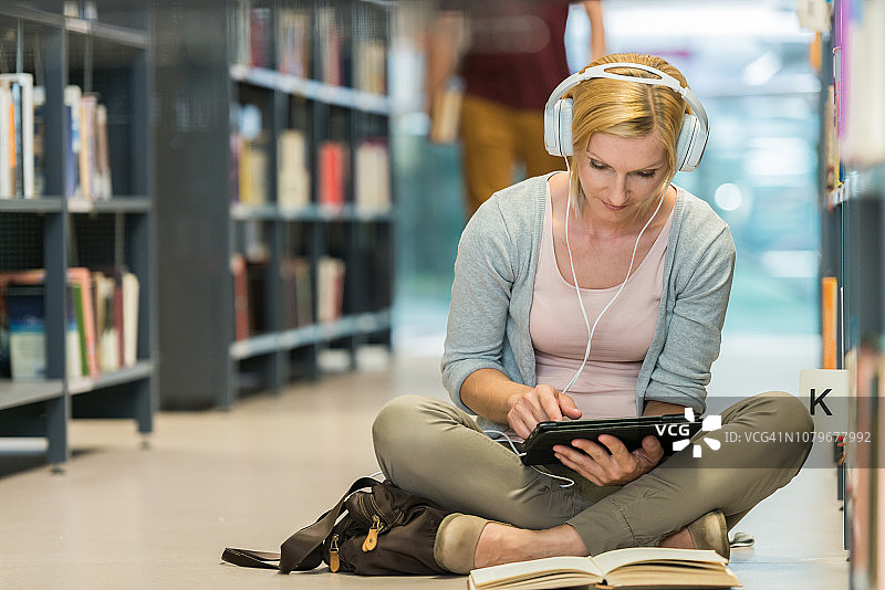 在图书馆学习的年轻女性图片素材